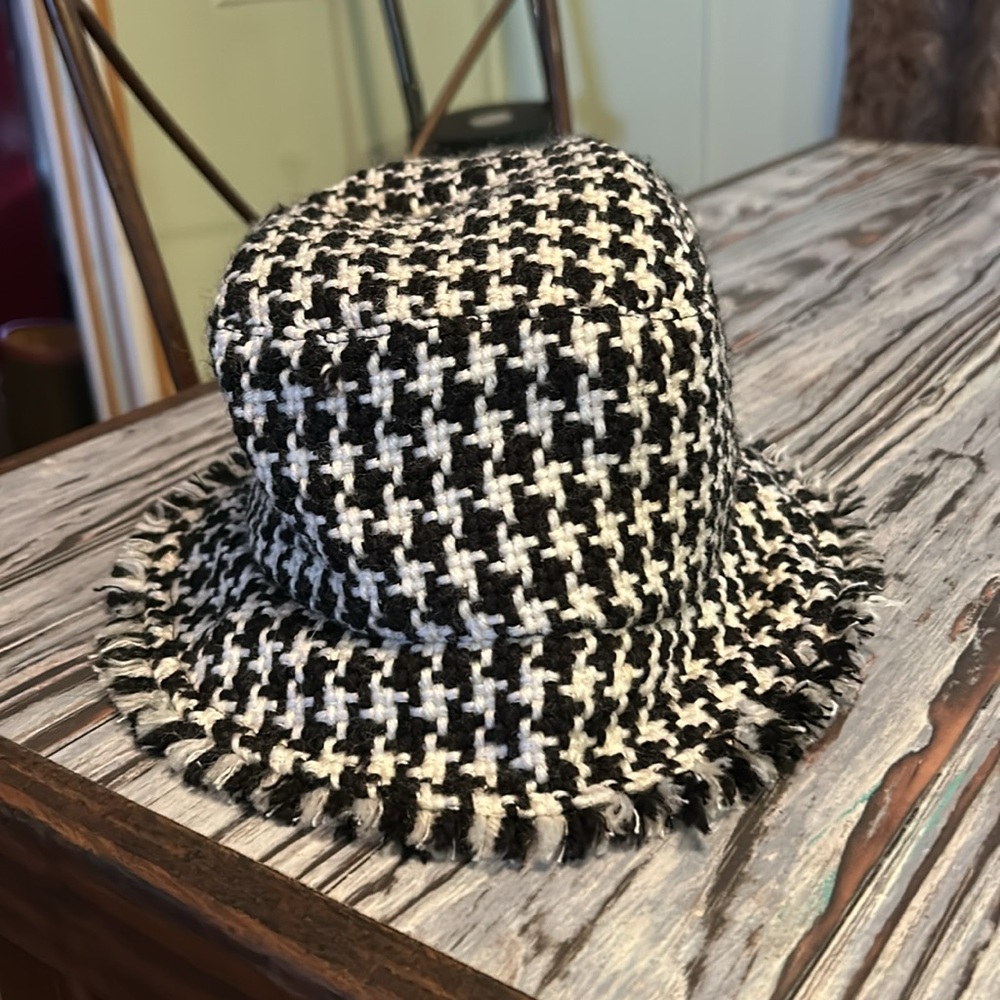 Liz Claiborne Black & White Winter Bucket Hat.